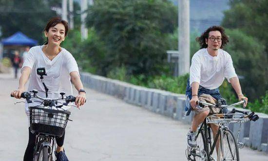 小初|最强孕妇！38岁陈意涵挺二胎孕肚轻松做一字马