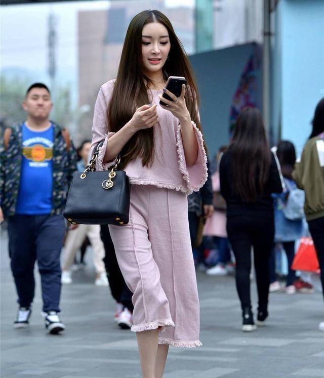 小白|丰润紧致的打底裤美女，擅长打造优雅靓丽风，尽显霸气