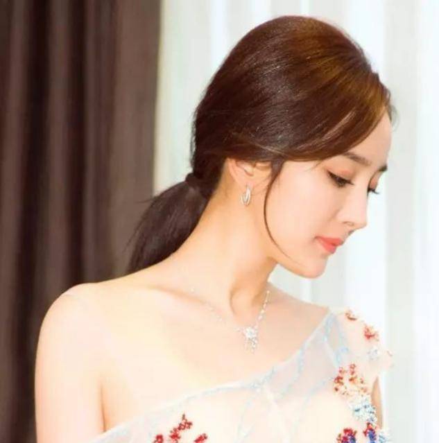 卷发|女人过了50岁，尽量避开这5种发型，尤其是第1种，显老又土气