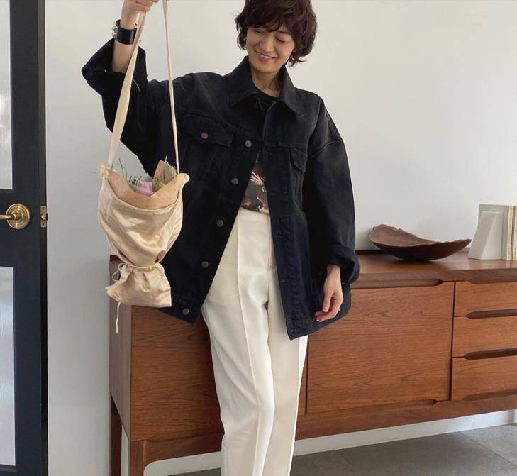 富冈|越简单，越时髦！日本50岁模特的“高级穿搭”，优雅气质太美了