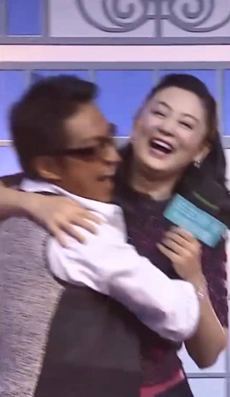 身材|陈红真放得开,穿秀腰针织衫跟咆哮帝玩转圈圈,不怕陈凯歌吃醋