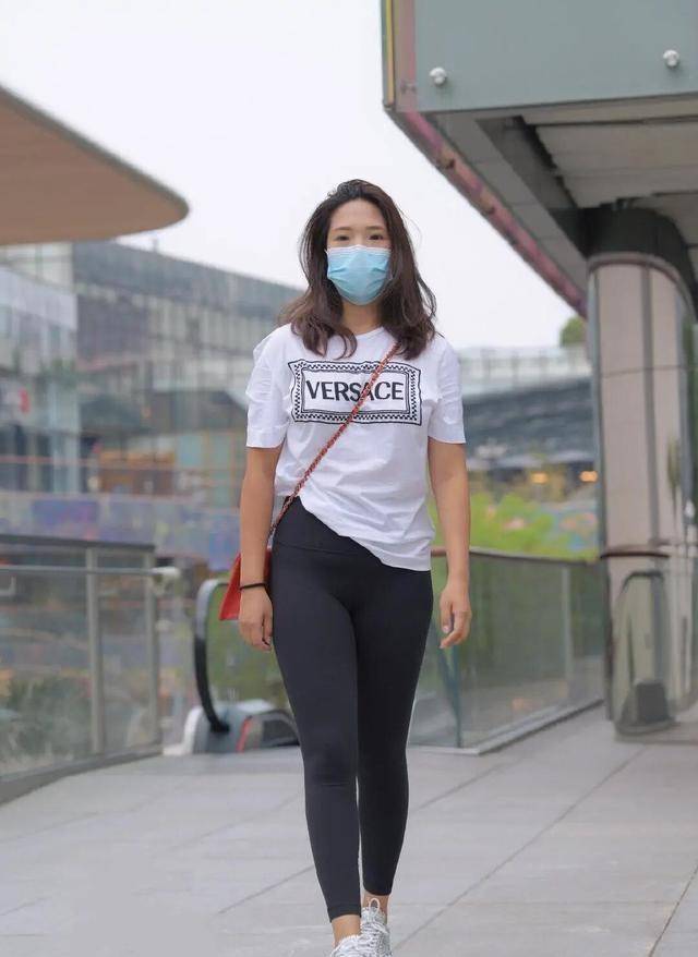 显得|高贵优雅的打底裤装扮更添清纯美感，如花美眷神采迷人，透气舒适