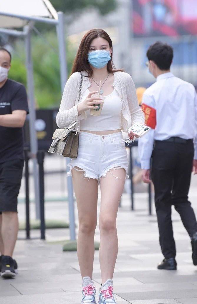 美容|穿上短裤能彰显女生优美的腿部线条，更会让女生充满青春活力