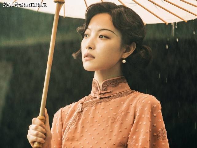 男女|《夜旅人》双人路透,邓伦西服背头精致斯文,倪妮旗袍尽显好身材