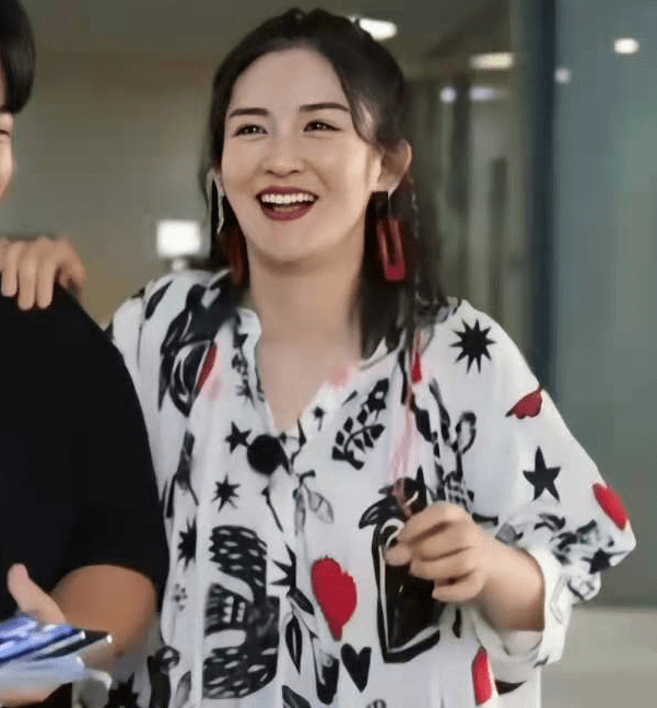 黑色|谢娜产后回归快本！约赵丽颖一起上班，身材恢复甜酷风