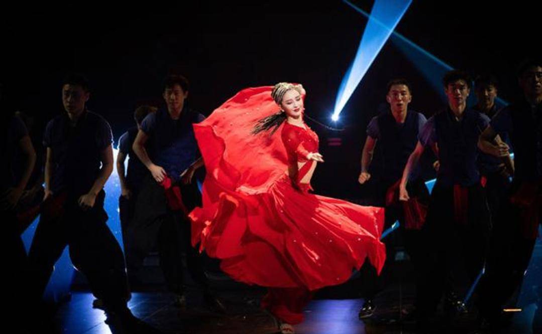 佟丽娅|佟丽娅离婚后脱胎换骨,跳舞舞姿超女团,穿红裙扎头饰变新疆美人