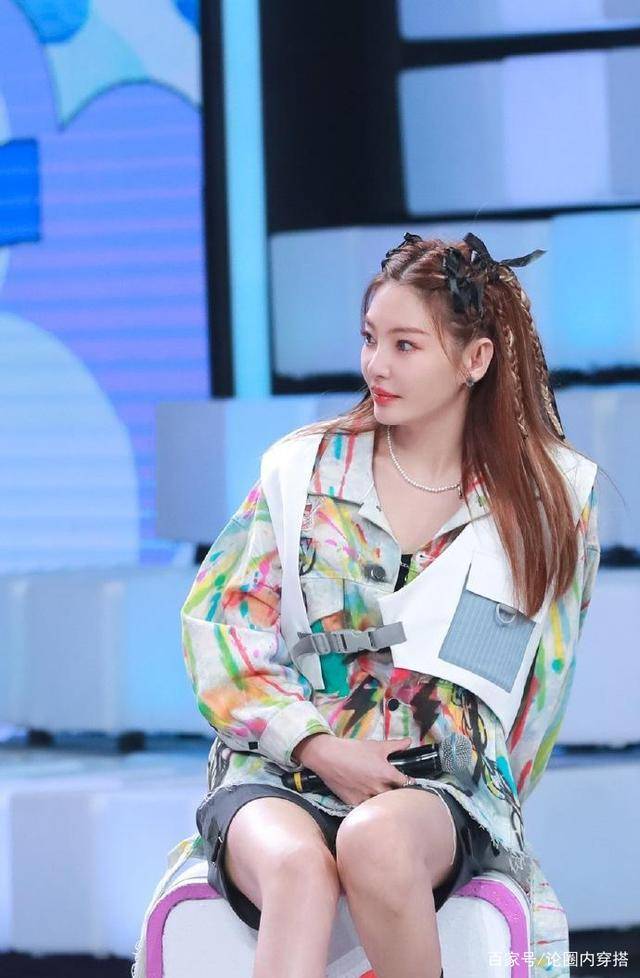 黑色|张雨绮穿衬衫配小短裤，依旧不影响女王气质，一双大长腿很吸睛