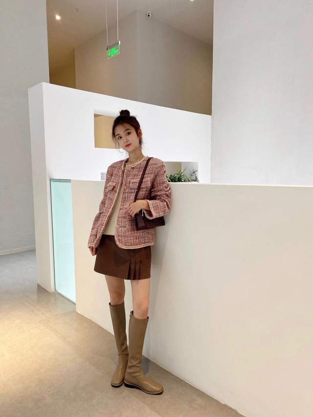 整体|秋天一定要穿一次“小香风套装”,高级不说还显白,美进骨子里