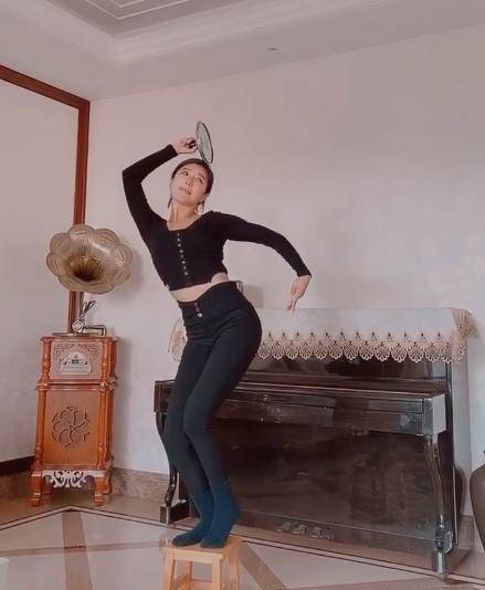 凹凸|赵奕欢这回豁出去了，宅在家穿背心短裤跳钢管舞，凹凸身材真勾人