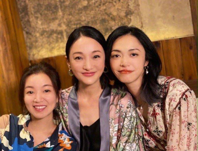 耳环|46岁周迅老了更惊艳，穿真丝衬衣美成“上海贵妇”，戴耳环显气质
