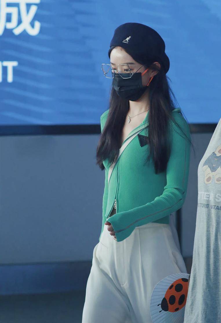 赵丽颖|赵丽颖快瘦成麻杆！穿针织直筒裤空荡荡，89斤同框女助理对比鲜明