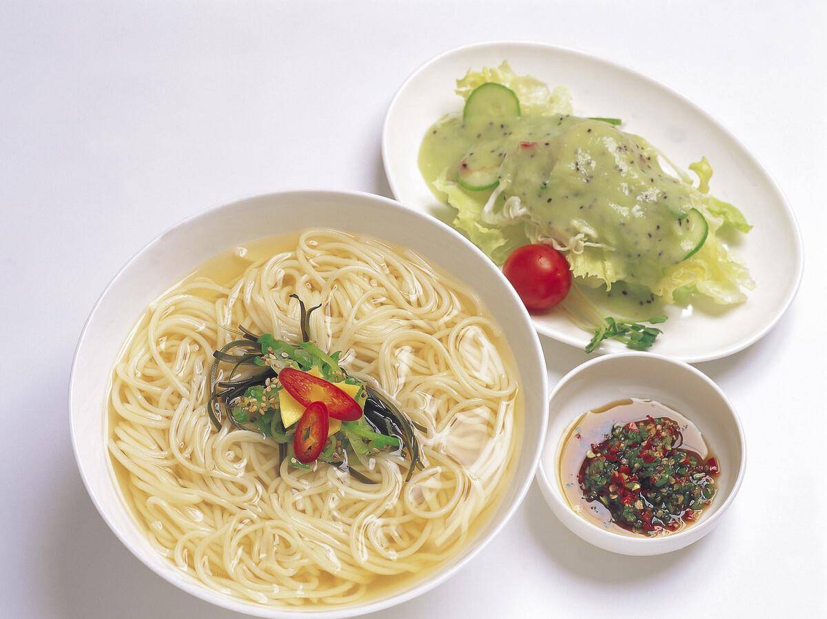 方法|煮面条,不要直接开水下锅,店老板给你支两招,面条爽滑又筋道