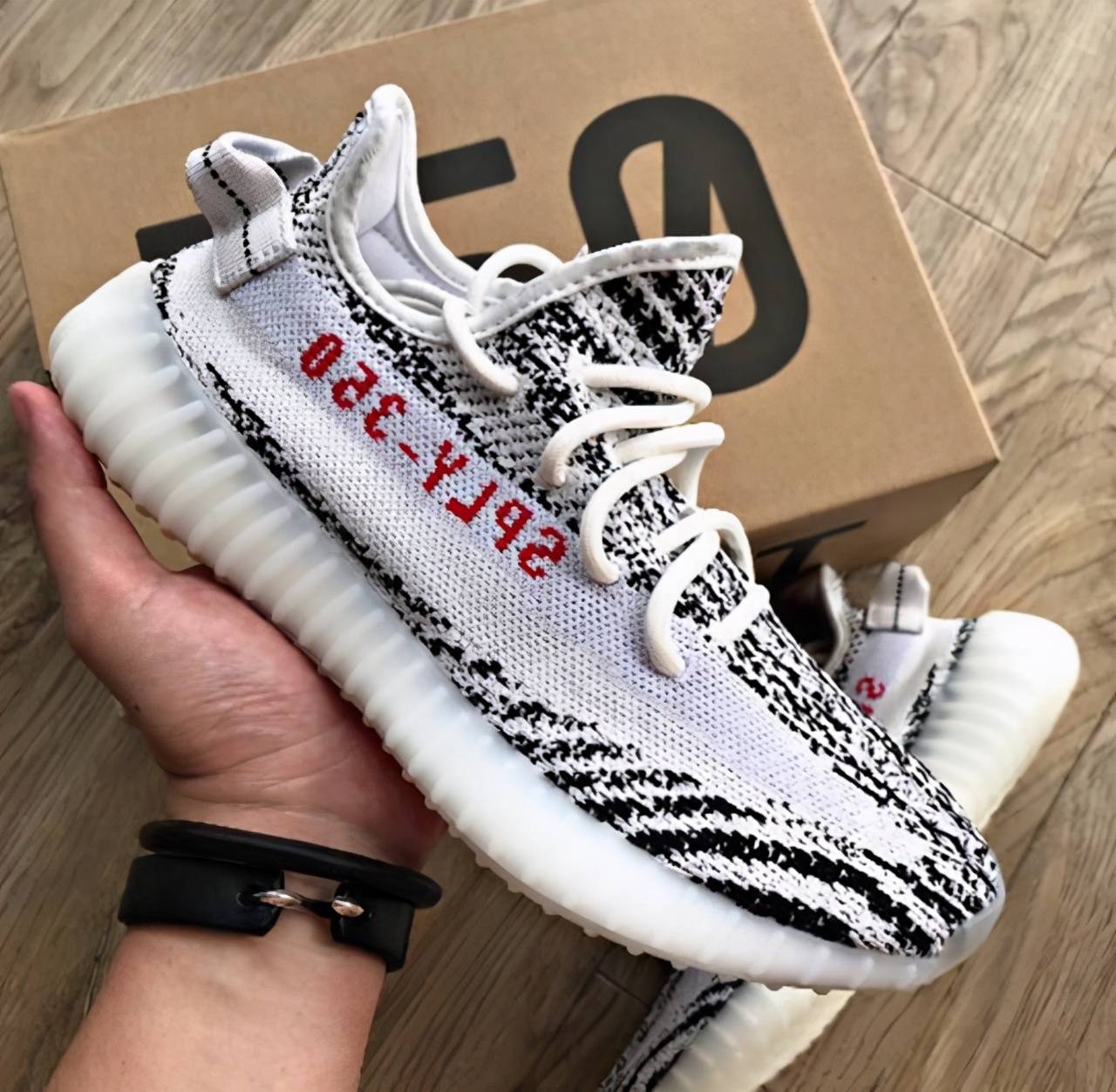 ptxiez|从动物身上找灵感，Yeezy350白斑马彰显个性，拿捏到位不夸张