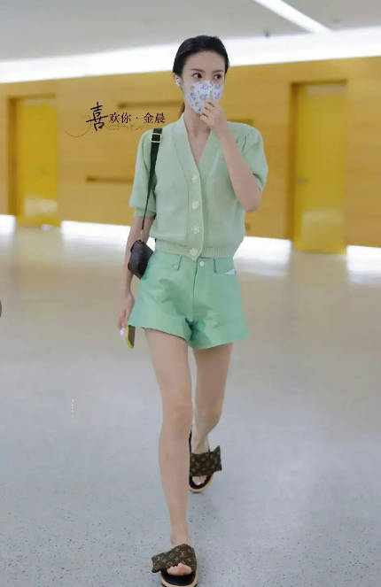 夏天|金晨：太瘦？一身绿色搭配显皮肤白皙，简约又小清新装时髦又凉爽