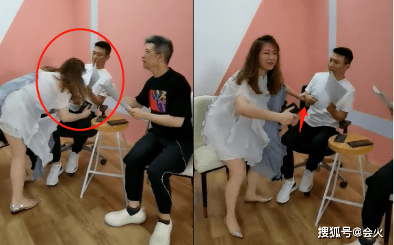 观众|康辉被女同事扑倒显局促？文静紧抓其手腕好亲密，一双白净长腿吸睛