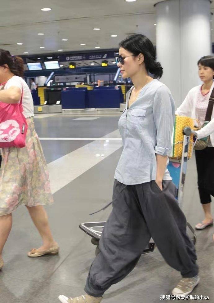 时尚|王菲向来随性惯了，穿宽松居家服就走机场，素颜出行哪像52岁