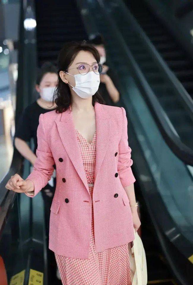 样式|陈数穿粉色都能这么霸气，“女强人”的气场可挡不住，干练又帅气