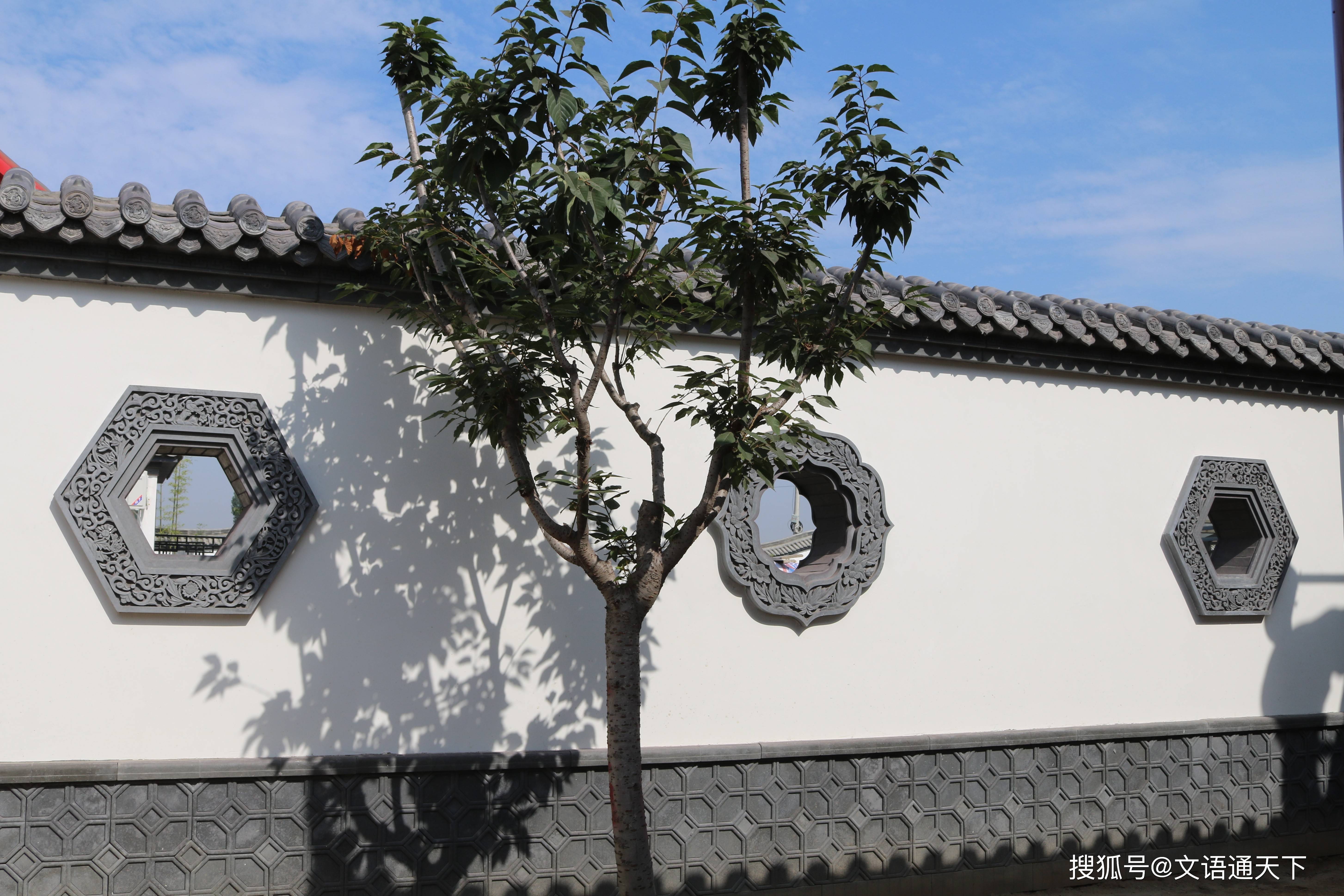 北京老街新中式围墙怎么建?看看仿古青砖搭配什锦窗做墙体