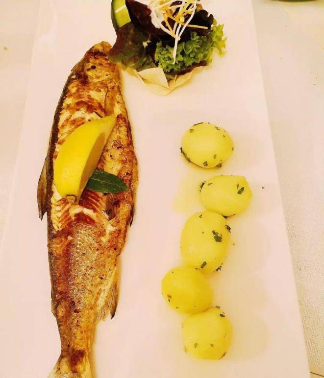 披萨|海外旅行时吃到的美食，色泽诱人，美味可口，让人念念不忘