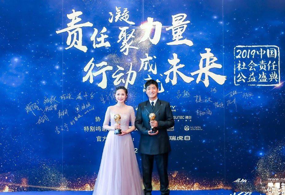 老公|43岁程莉莎太放肆，穿吊带开叉裙秀身段，直男老公吃醋吐槽穿太少