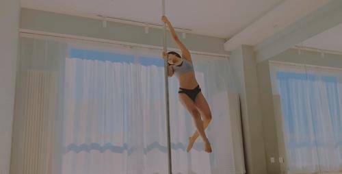 凹凸|赵奕欢这回豁出去了，宅在家穿背心短裤跳钢管舞，凹凸身材真勾人