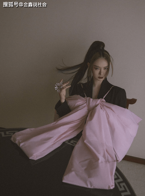 曲线|戚薇真爱蝴蝶结，穿西装裙扮酷也要加上它，高马尾大长腿女团十足