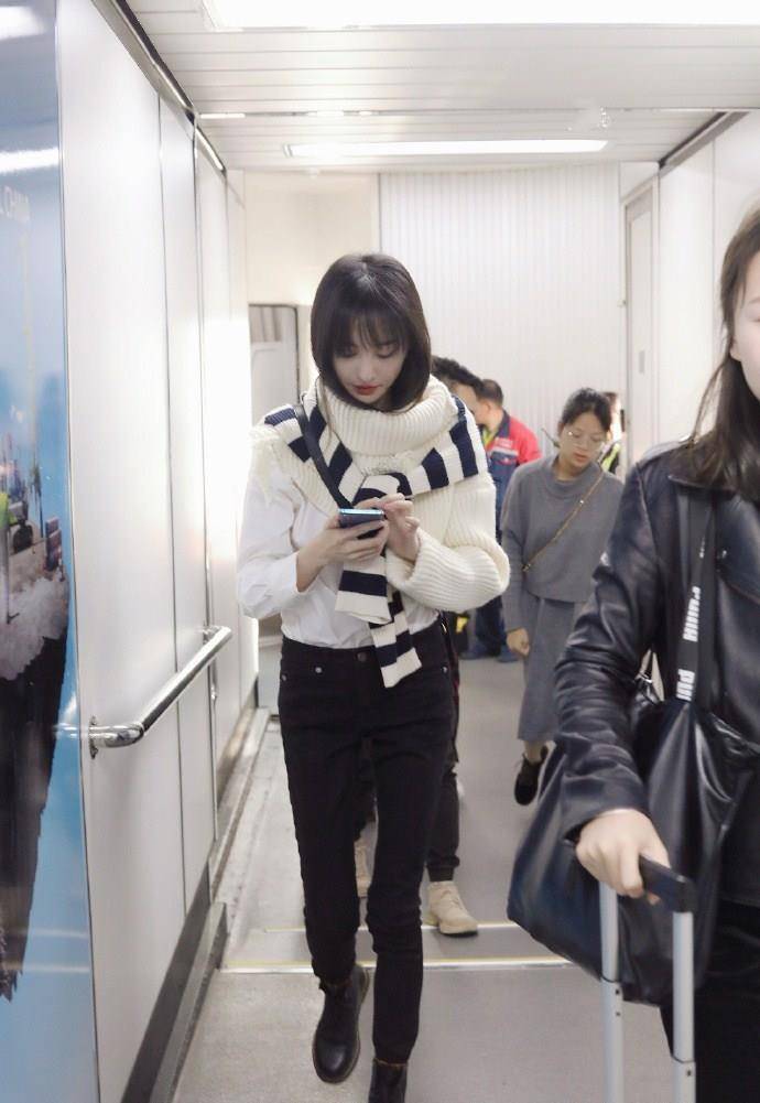 楚雨荨|郑爽终于换风格，穿16985刺绣裙少女感溢出，美成18岁“楚雨荨”