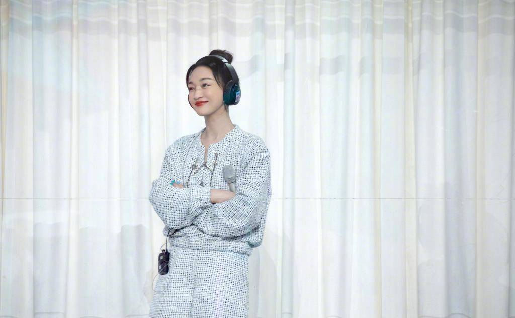 小姑娘|46岁周迅罕上快本太可爱，穿“校服”扎丸子头像小姑娘，心疼沈月