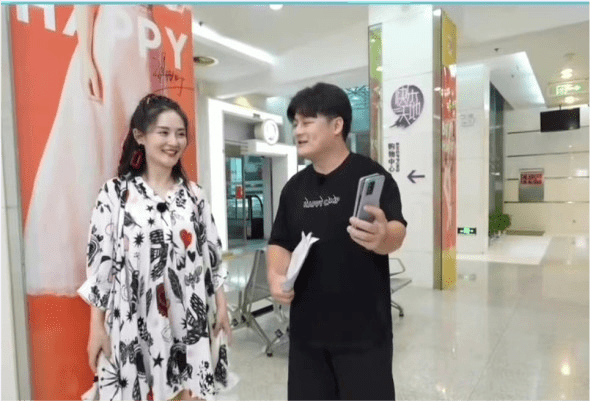 赵丽颖|谢娜产后回归太有排面！芒果台为她举办欢迎会，穿碎花裙稳坐C位