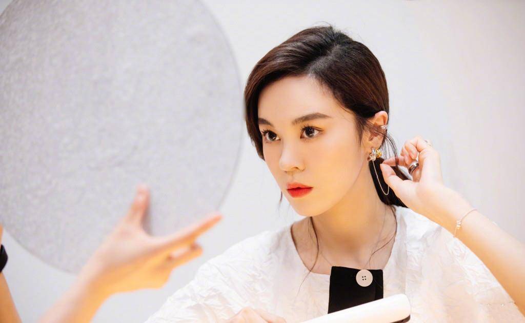 短裙|郁可唯红了更“胆大”，穿“鸳鸯”裙上晚会，小鸟腿美得挪不开眼