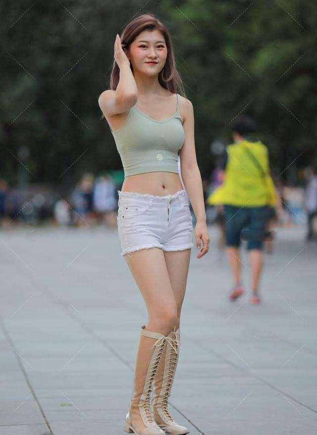 黑色|黑色经典内衣搭配蓝色牛仔短裤，显瘦显高，细节把握的很好