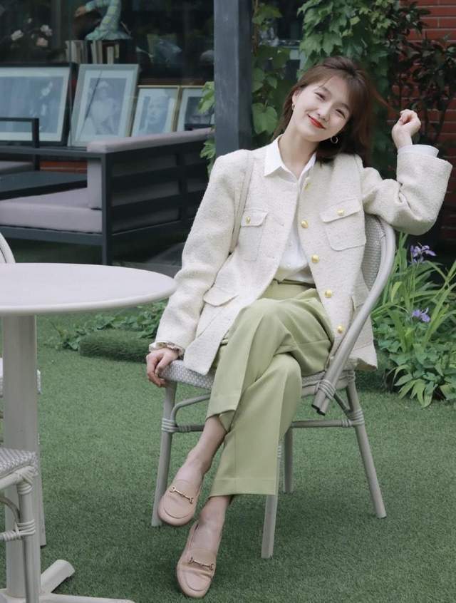 整体|秋天一定要穿一次“小香风套装”，高级不说还显白，美进骨子里