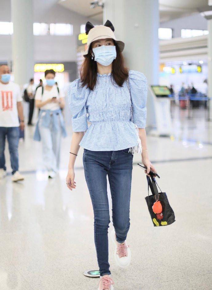 舞台|郁可唯“不红”真可惜，大冷天穿两秀脐装走机场，37岁马甲线太美