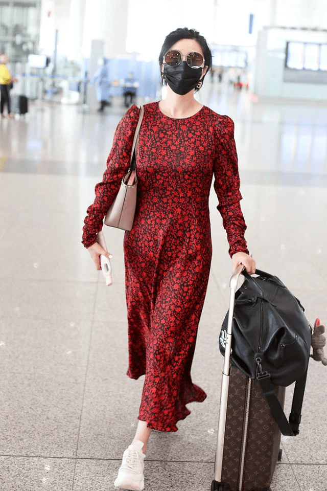 范冰冰|范冰冰才是“骨相美”，蓝色格纹头巾配卡其西装，高级又洋气