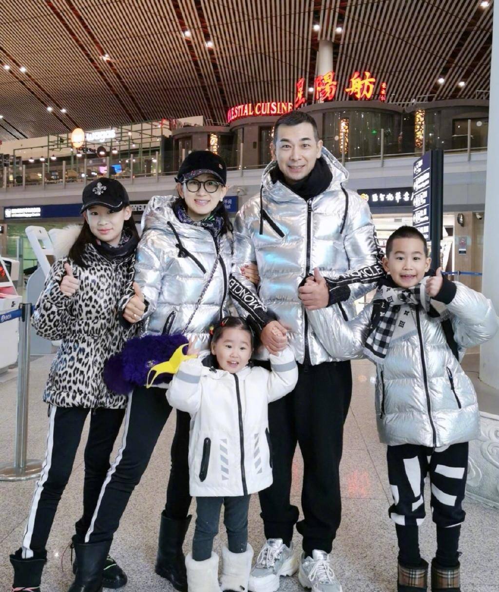 卡通|赵文卓一家出海过元旦,13岁女儿穿长裙似妈翻版,娇妻光脚好奔放