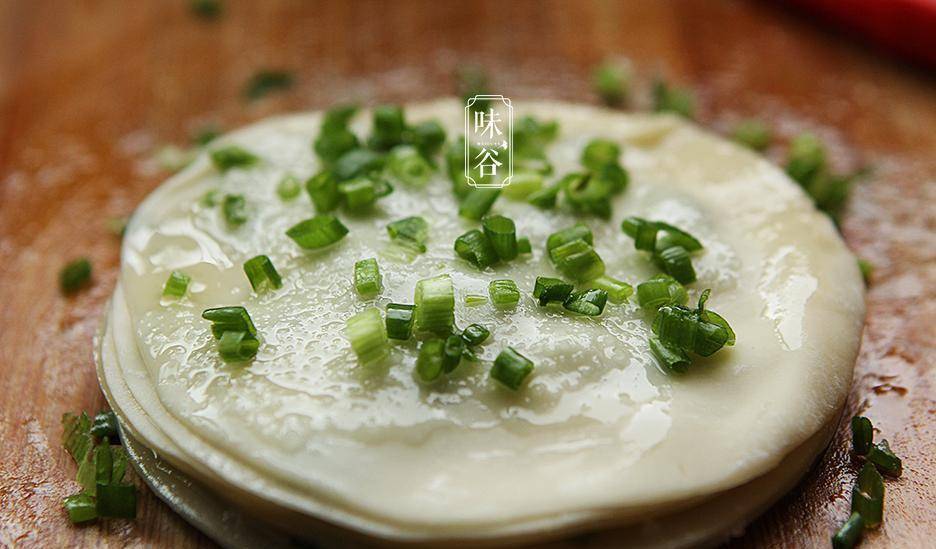 葱花|教你做酥脆好吃的葱油饼，不用和面，十分钟搞定，做早餐最合适