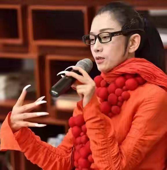 皱纹|杨丽萍老了却不敢素颜，录视频脸磨的没点皱纹，该面对现实了吧！