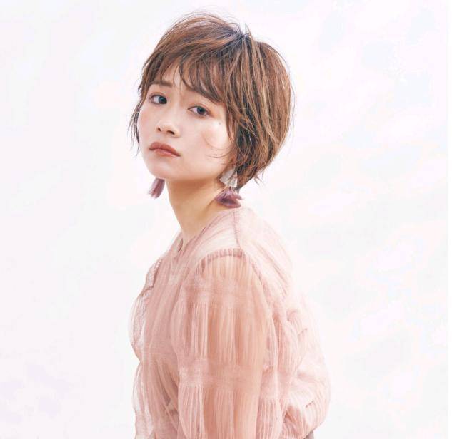 发型|面部太宽的女人如何变美？改变这些细节，显脸小之外还能提升气质