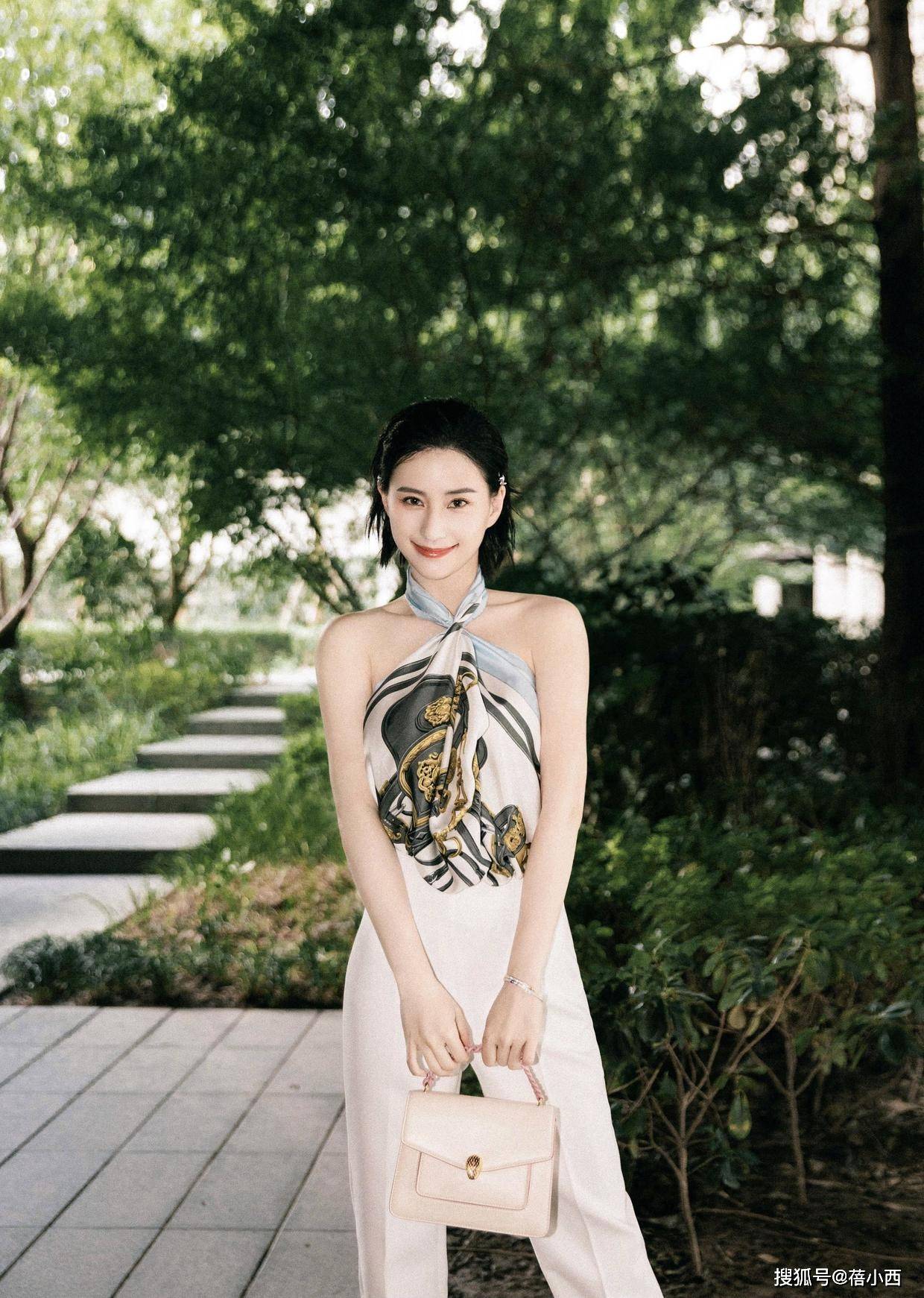 何超莲|何超莲身材这么有料？穿一字肩连衣裙，豪门出身却有“尤物气质”