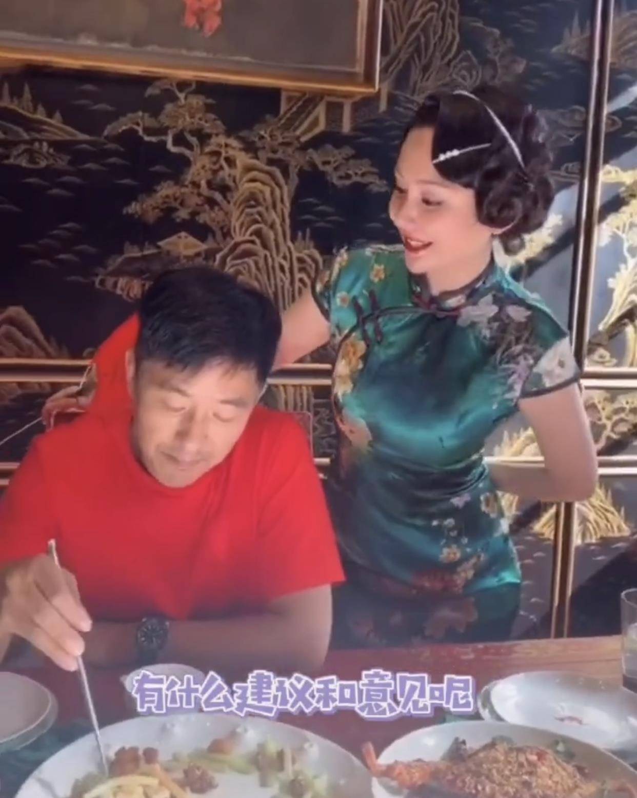 身材|43岁程莉莎美翻了，穿旗袍裙做老板娘看了舒服，直男老公无动于衷