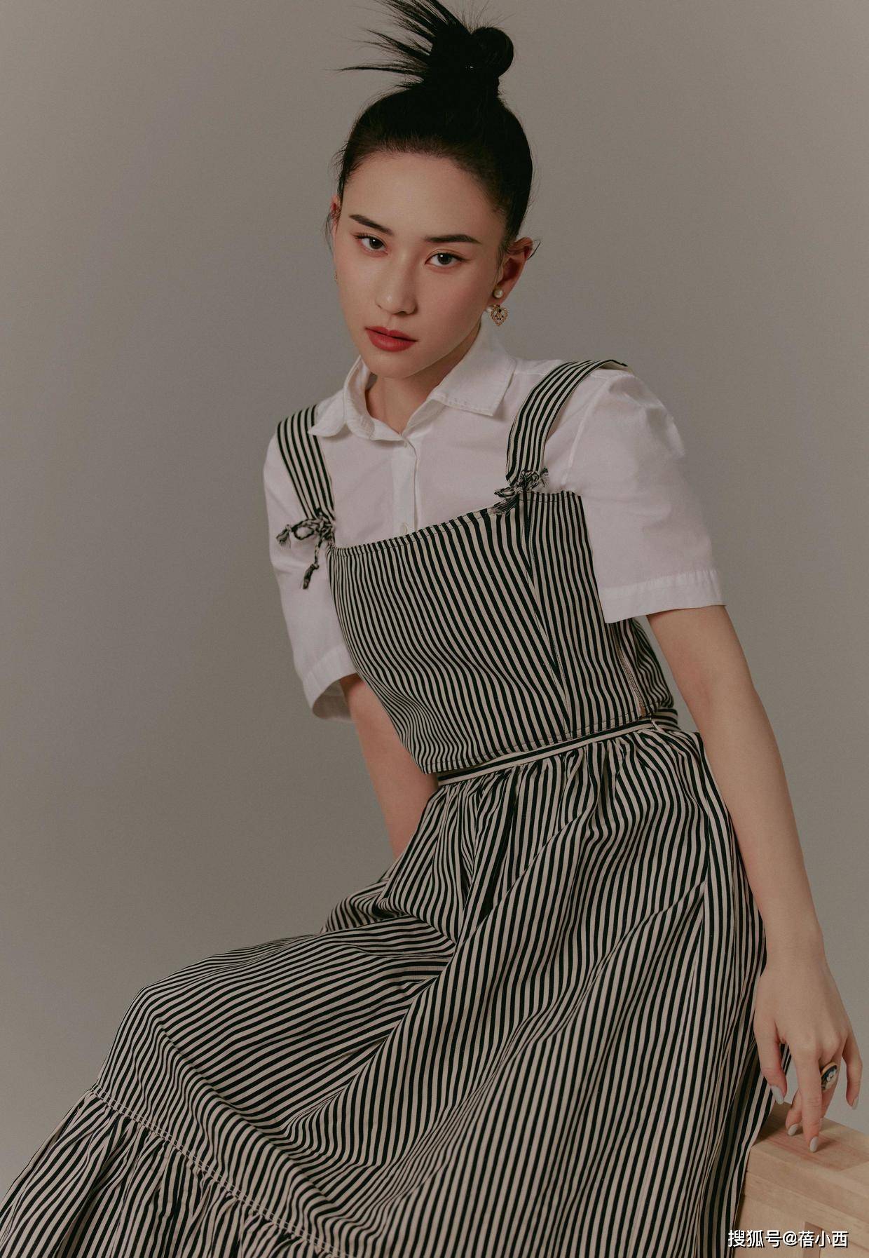 何超莲|何超莲身材这么有料？穿一字肩连衣裙，豪门出身却有“尤物气质”