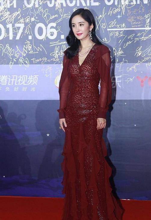 整体|杨幂无修近照状态好真实，妆容精致也显老气，橙色眼影好突兀