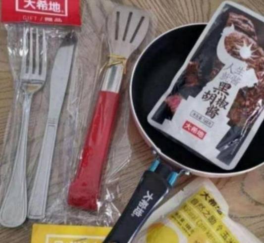 程度|汪小菲带女儿吃早餐,豪华程度“亮瞎”网友:贫穷限制我的想象!