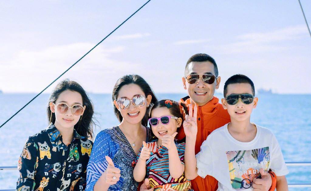 卡通|赵文卓一家出海过元旦，13岁女儿穿长裙似妈翻版，娇妻光脚好奔放