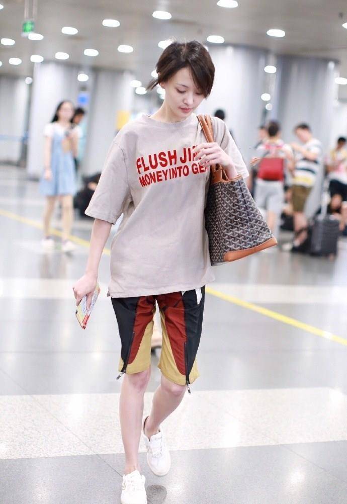 时尚|郑爽终于放狠招，穿短到大腿根短裤，168cm“竹竿腿”课桌坐不下