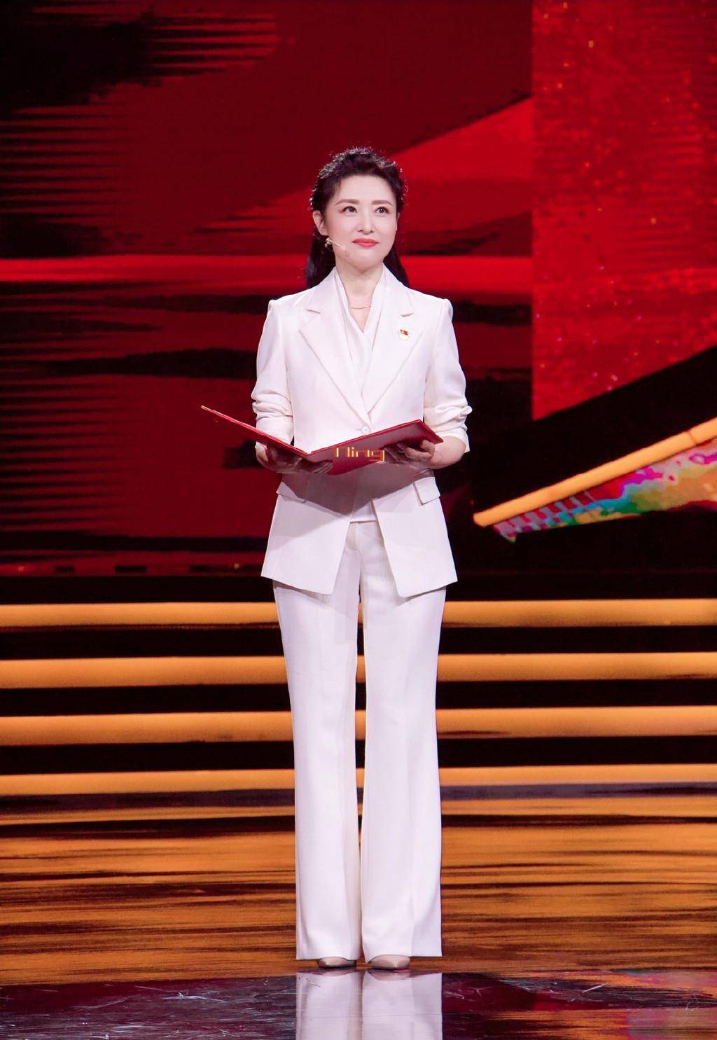 套装|周涛重回“娘家”,上央视穿西装站C位被众人围,同框小辈最年轻