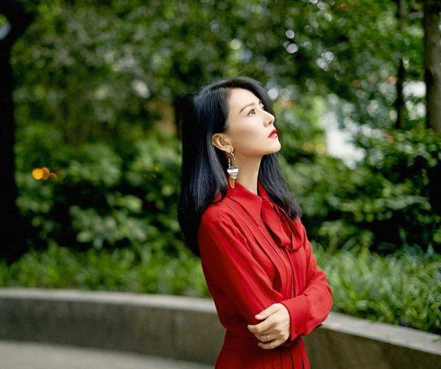 显得|真正层次高的女人，都脱下了裤装，快跟着高圆圆穿裙装