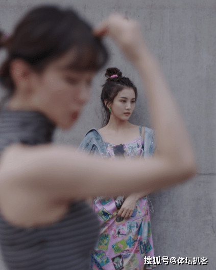 妻子大他半岁,学生时代校花,1米75大长腿_王君瑞