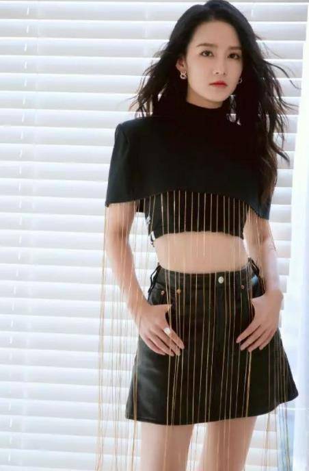 设计|李沁真时髦！一身暗色穿搭看着成熟却不显老，“腋下包”真有品位