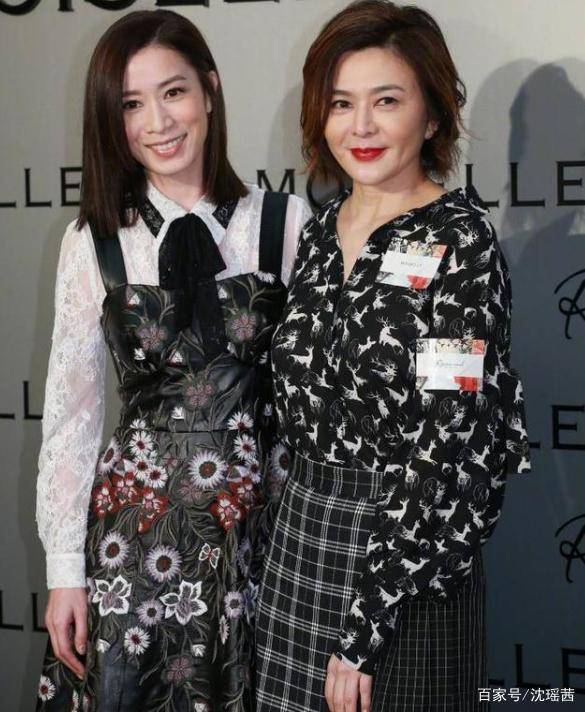 形象|58岁关之琳穿印花衫亮相，尽显端庄优雅气质，配一头卷发超减龄